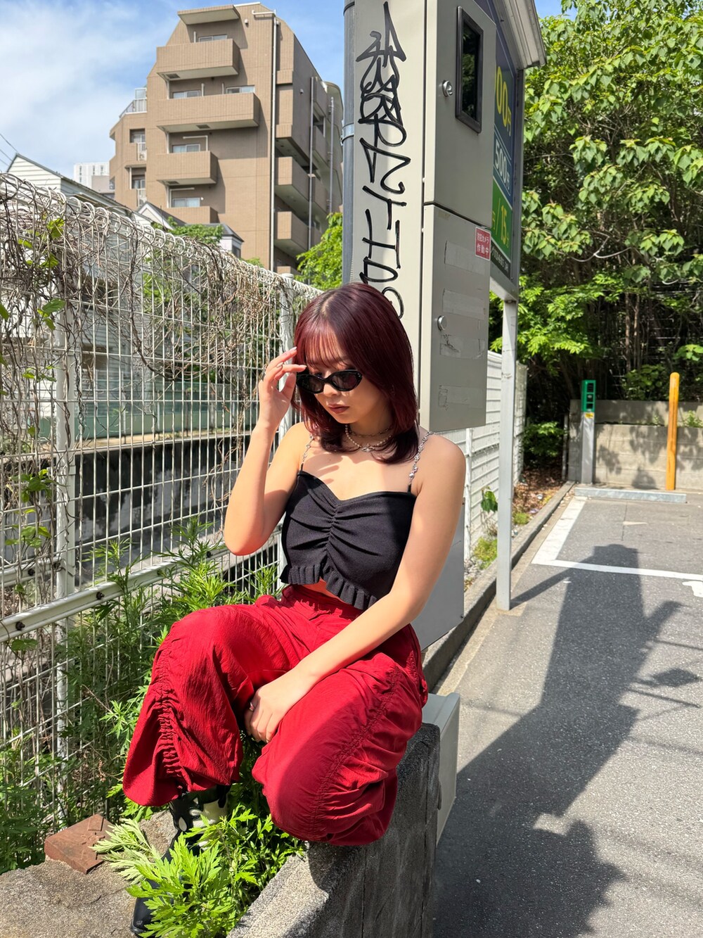 ブラック系のキャミソール、レッド系のその他パンツを着用したレディースの夏コーディネートの5枚目の写真