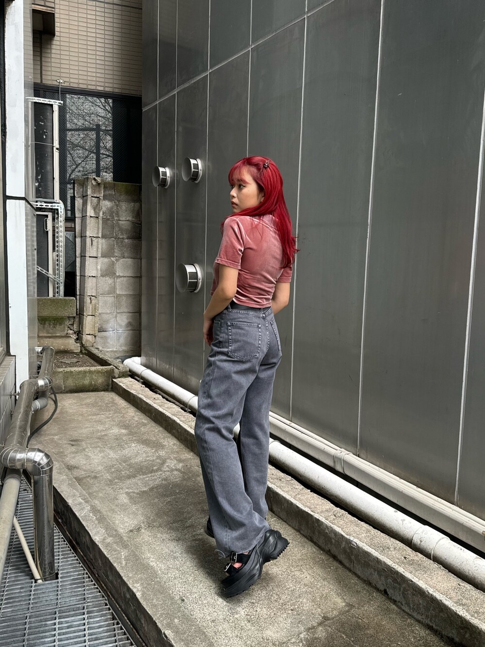 ピンク系のTシャツ/カットソー、グレー系のデニムパンツ、ブラック系のサンダルを着用したレディースの夏コーディネートの2枚目の写真