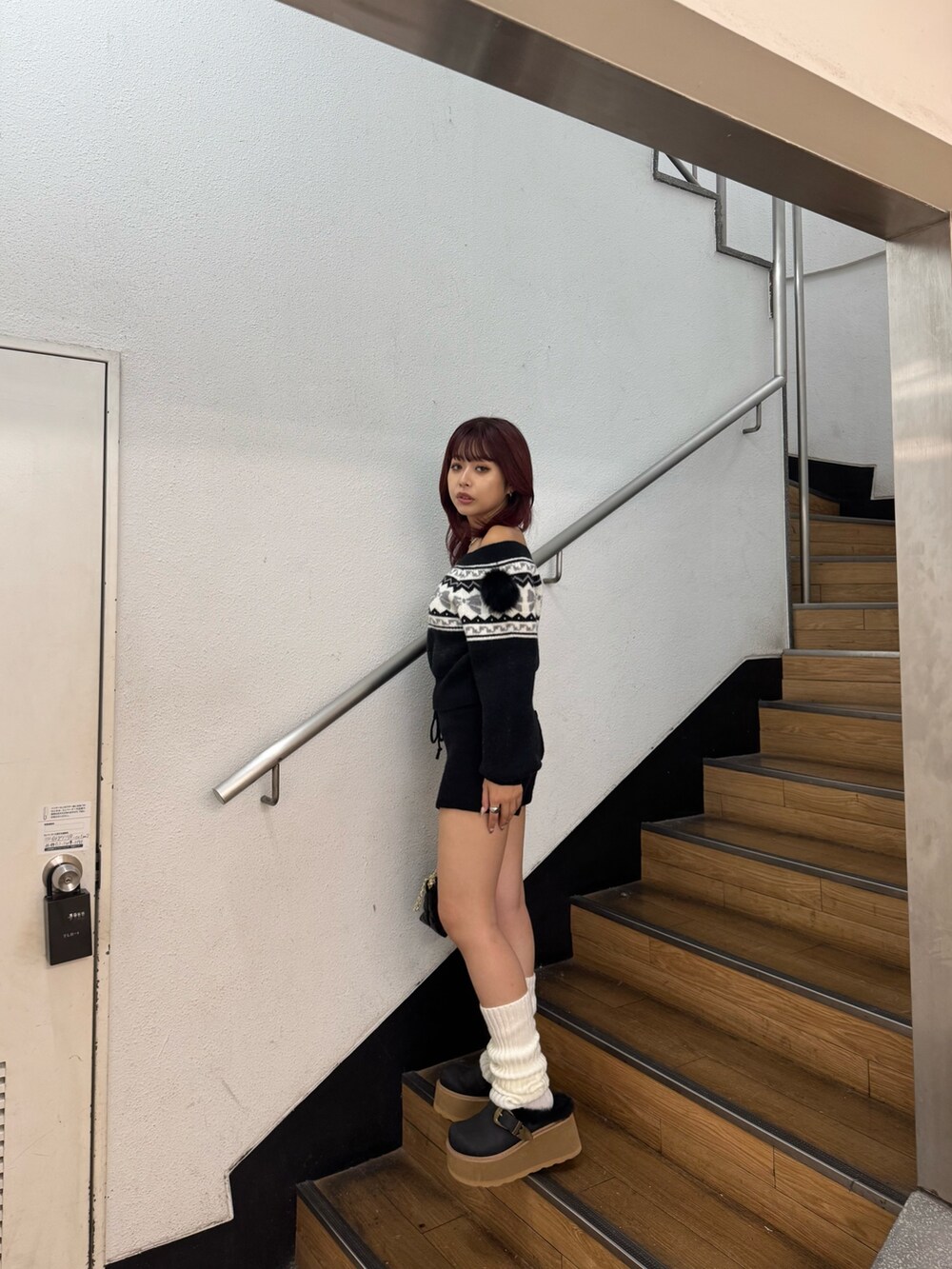ブラック系のニット/セーター、ブラック系のその他パンツ、ブラック系のショルダーバッグを着用したレディースの秋コーディネートの2枚目の写真