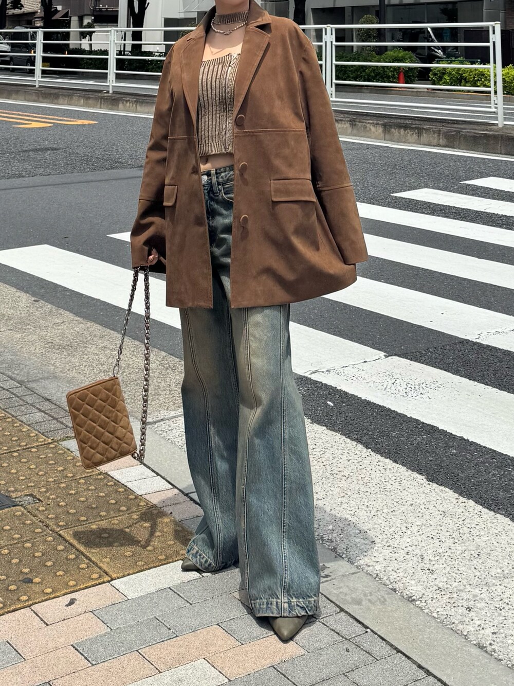 ブラウン系のニット/セーター、イエロー系のテーラードジャケット、ブルー系のデニムパンツを着用したレディースの夏コーディネートの2枚目の写真