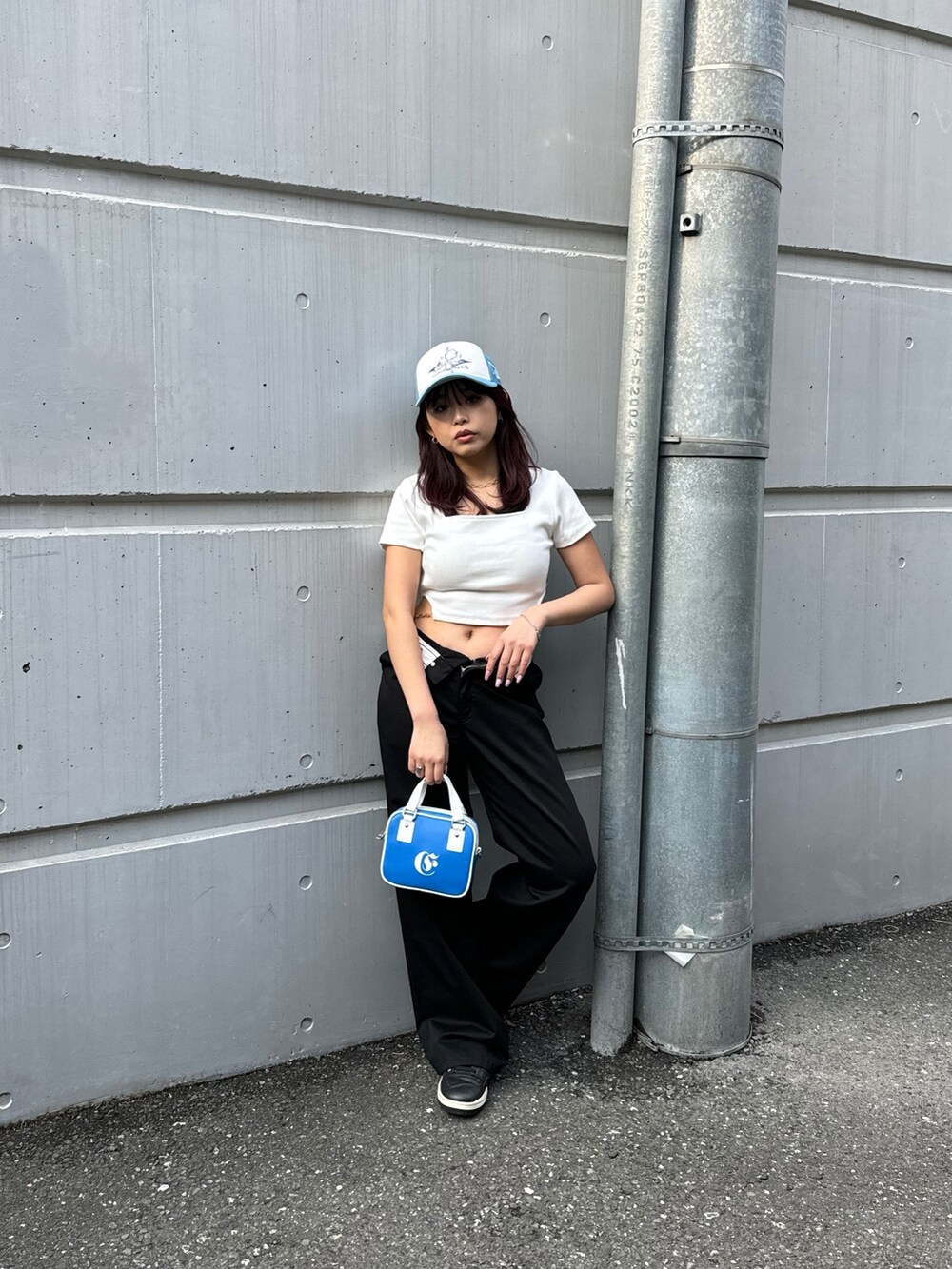 ホワイト系のTシャツ/カットソー、ブラック系のその他パンツ、ブルー系のショルダーバッグを着用したレディースの春コーディネートの2枚目の写真