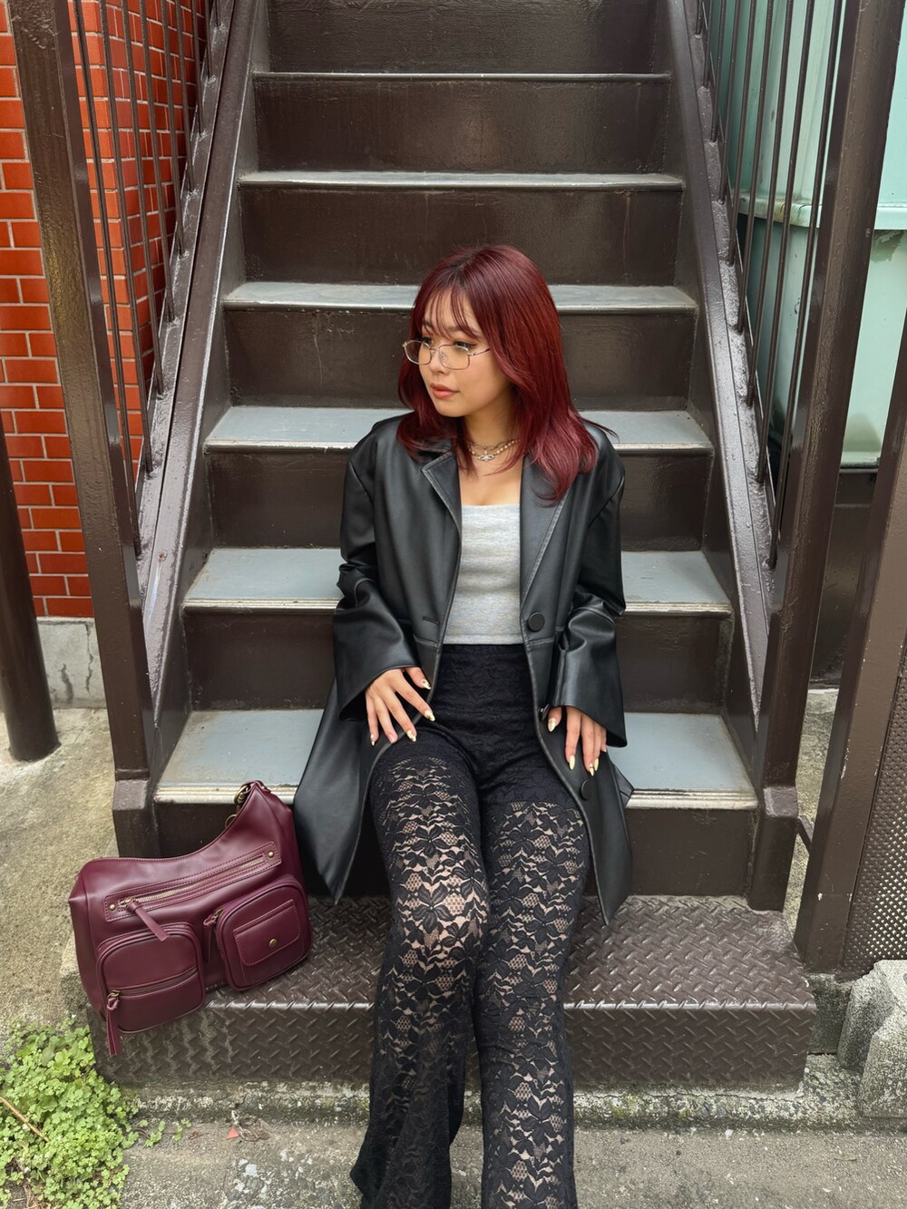 ブラック系のテーラードジャケット、グレー系のワンピース、ブラック系のその他パンツを着用したレディースの夏コーディネートの4枚目の写真