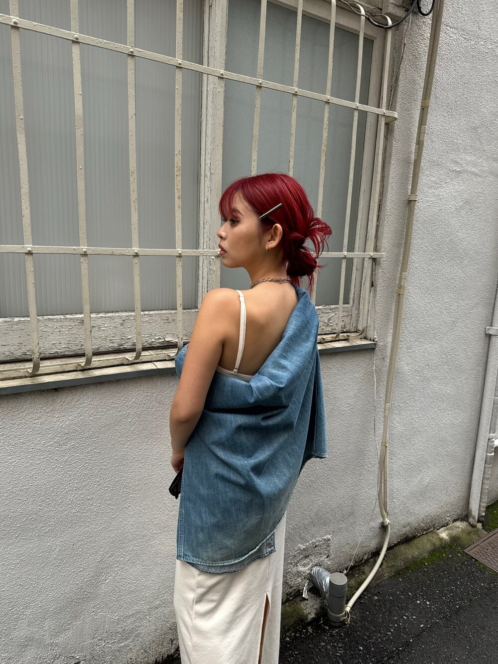 ブルー系のシャツ/ブラウス、ホワイト系のワンピース、ブラック系のサンダルを着用したレディースの春コーディネートの4枚目の写真