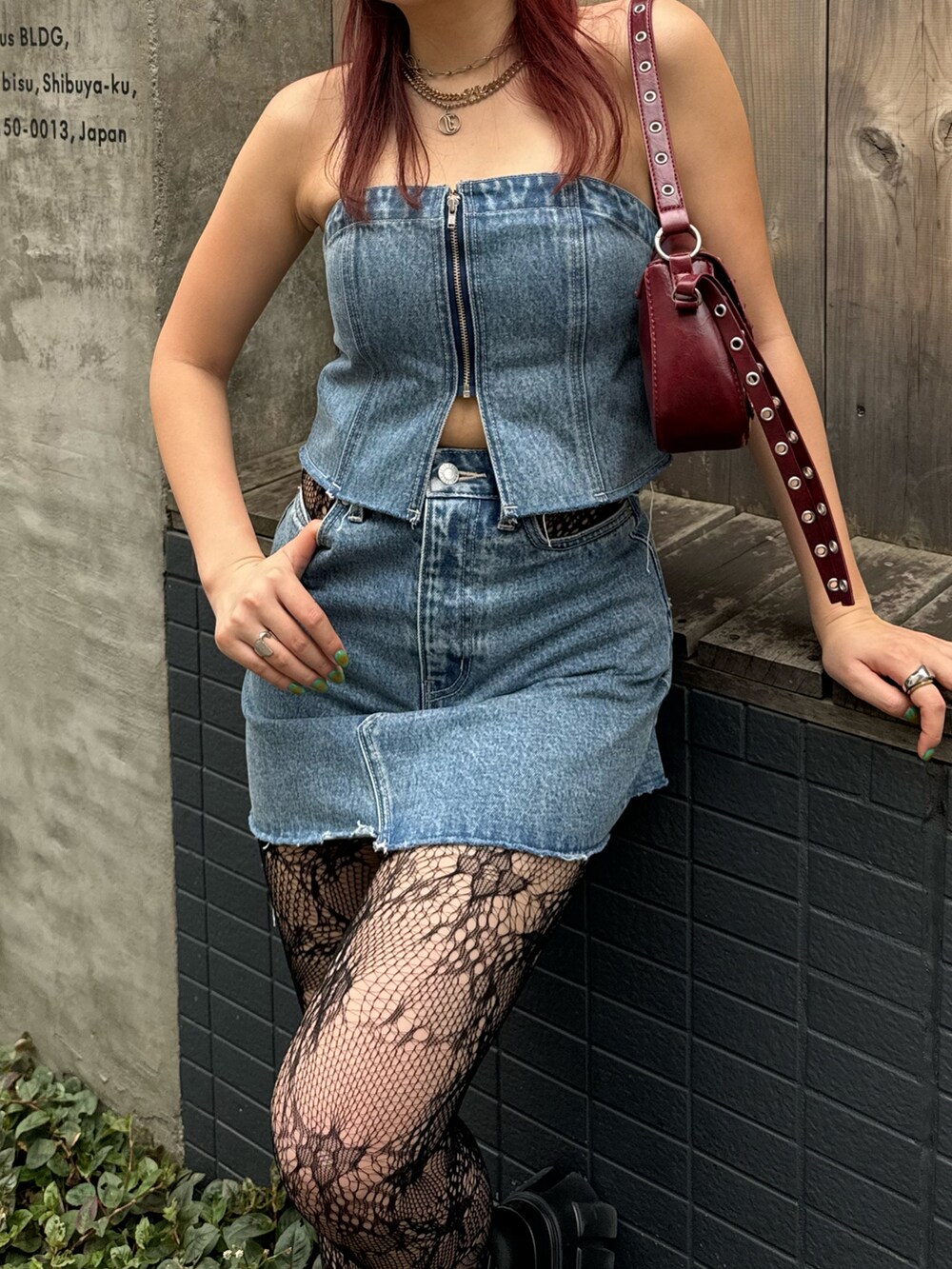 ブルー系のキャミソール、ブルー系のデニムスカートを着用したレディースの夏コーディネートの3枚目の写真