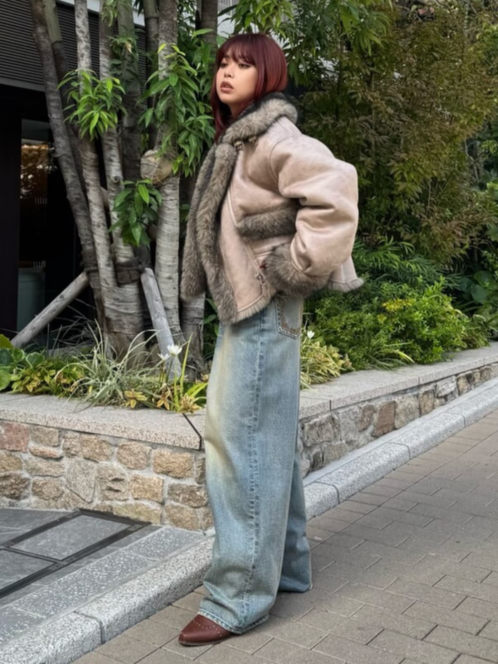 ブルー系のデニムパンツ、ホワイト系のニット/セーター、ベージュ系のブルゾンを着用したレディースの秋コーディネートの2枚目の写真