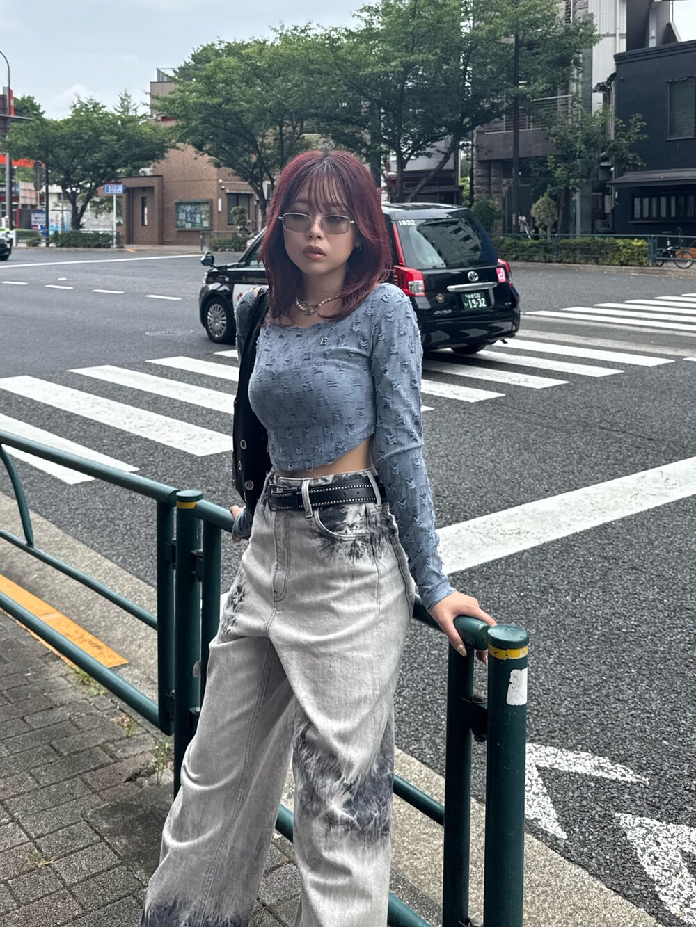 ブルー系のTシャツ/カットソー、ブラック系のデニムパンツ、ブラック系のパンプスを着用したレディースの夏コーディネートの3枚目の写真