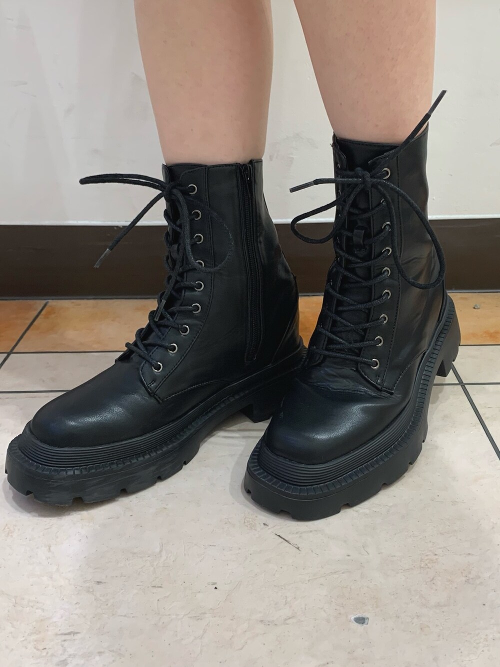 ブラック系のスウェット、ベージュ系のスカート、ブラック系のハンドバッグを着用したレディースの秋コーディネートの6枚目の写真