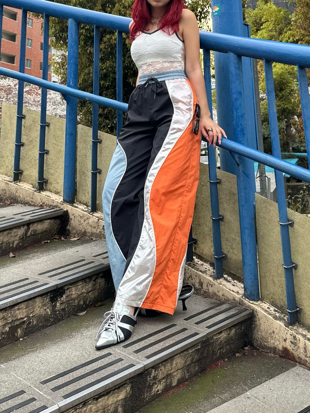 ホワイト系のキャミソール、ブラック系のその他パンツ、シルバー系のサンダルを着用したレディースの春コーディネートの2枚目の写真