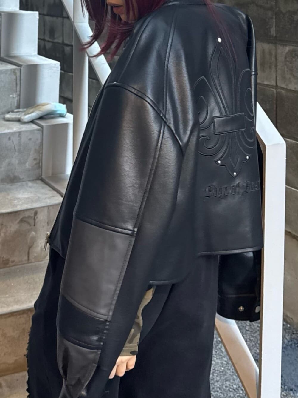 ブラック系のサンダル、ブラック系のブルゾン、その他のTシャツ/カットソーを着用したレディースの冬コーディネートの5枚目の写真