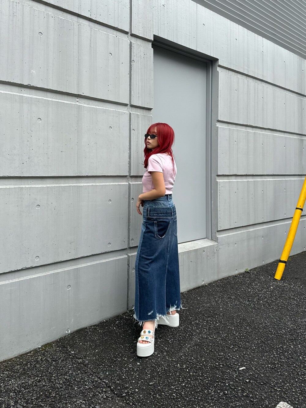 ピンク系のTシャツ/カットソー、ホワイト系のサンダル、シルバー系のショルダーバッグを着用したレディースの春コーディネートの2枚目の写真