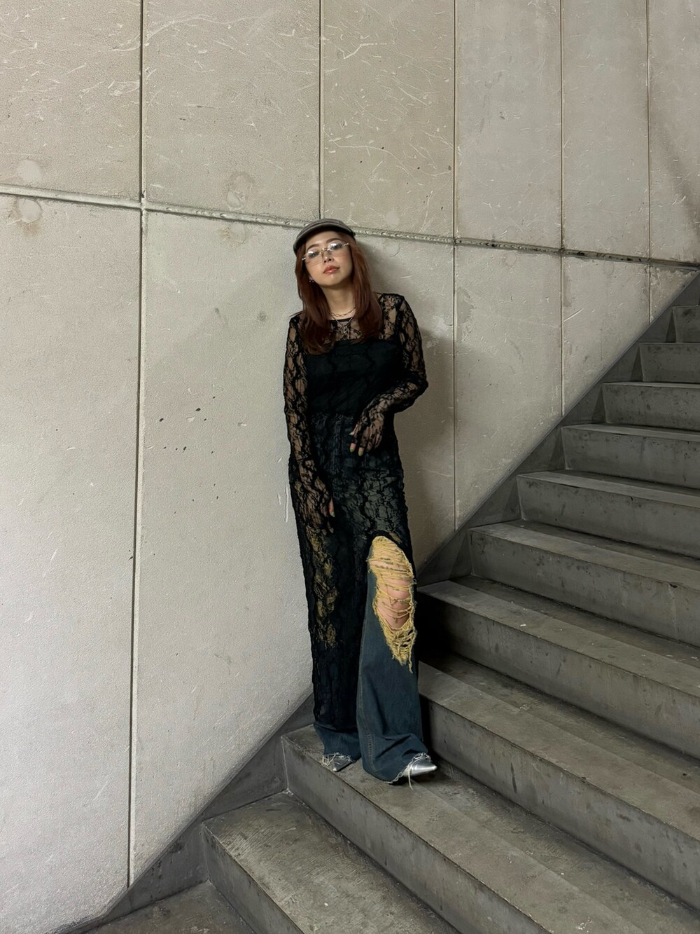 ブルー系のデニムパンツ、ブラック系のワンピースを着用したレディースの夏コーディネートの2枚目の写真