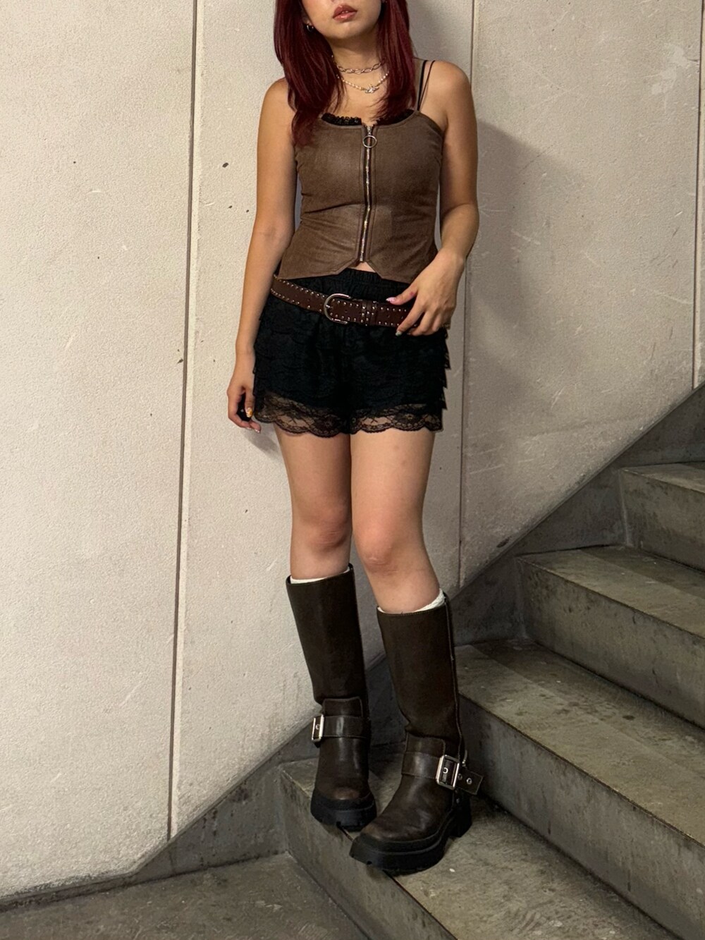 ブラウン系のキャミソールを着用したレディースの夏コーディネートの2枚目の写真