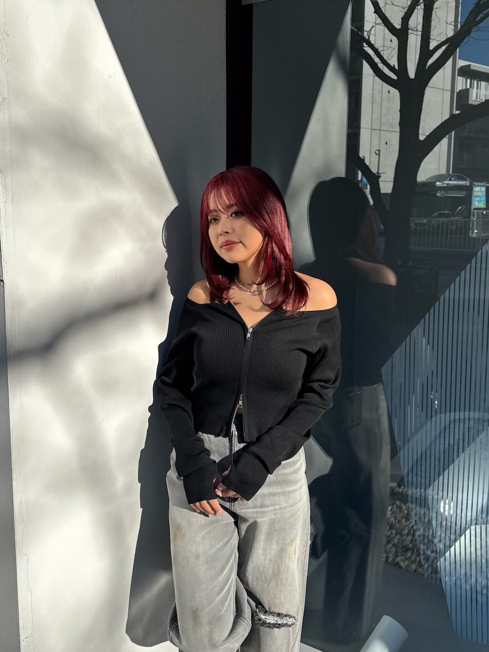 ブラック系のニット/セーター、ブラック系のデニムパンツを着用したレディースの冬コーディネートの4枚目の写真