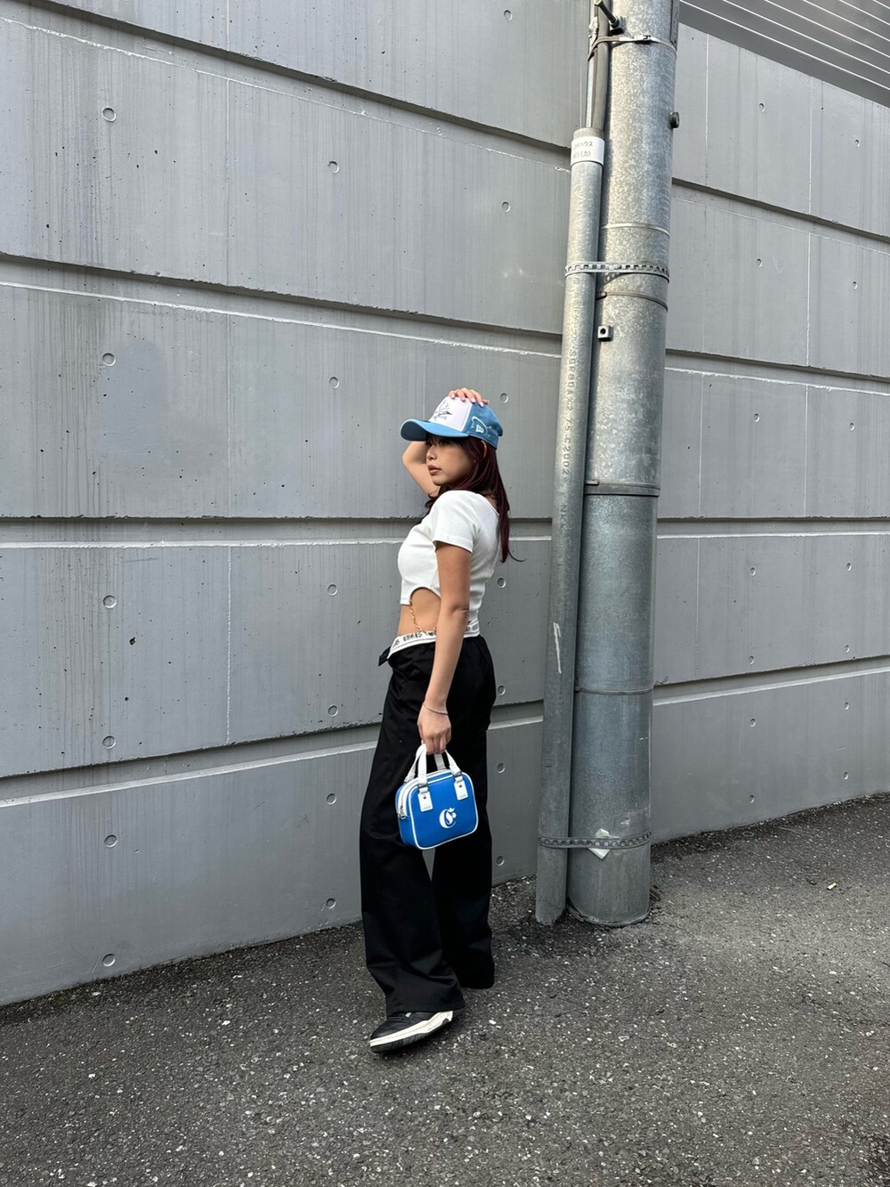 ホワイト系のTシャツ/カットソー、ブラック系のその他パンツ、ブルー系のショルダーバッグを着用したレディースの春コーディネートの3枚目の写真