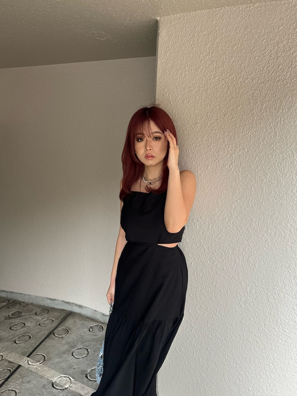 ホワイト系のサンダル、ブラック系のワンピースを着用したレディースの春コーディネートの4枚目の写真