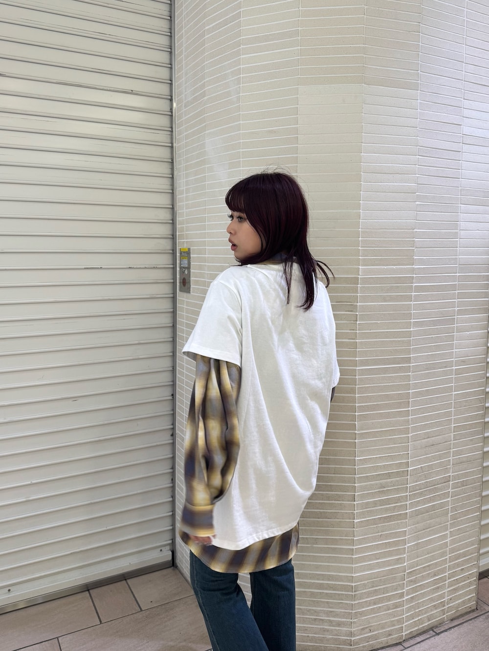 ホワイト系のTシャツ/カットソー、イエロー系のシャツ/ブラウス、ブルー系のデニムパンツを着用したレディースの夏コーディネートの4枚目の写真