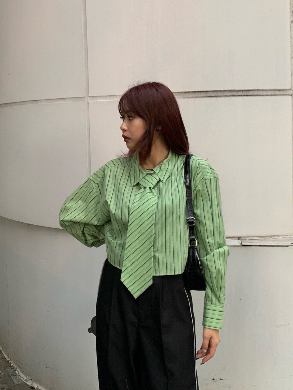 グリーン系のシャツ/ブラウス、ブラック系のその他パンツ、ブラック系のショルダーバッグを着用したレディースの冬コーディネートの3枚目の写真