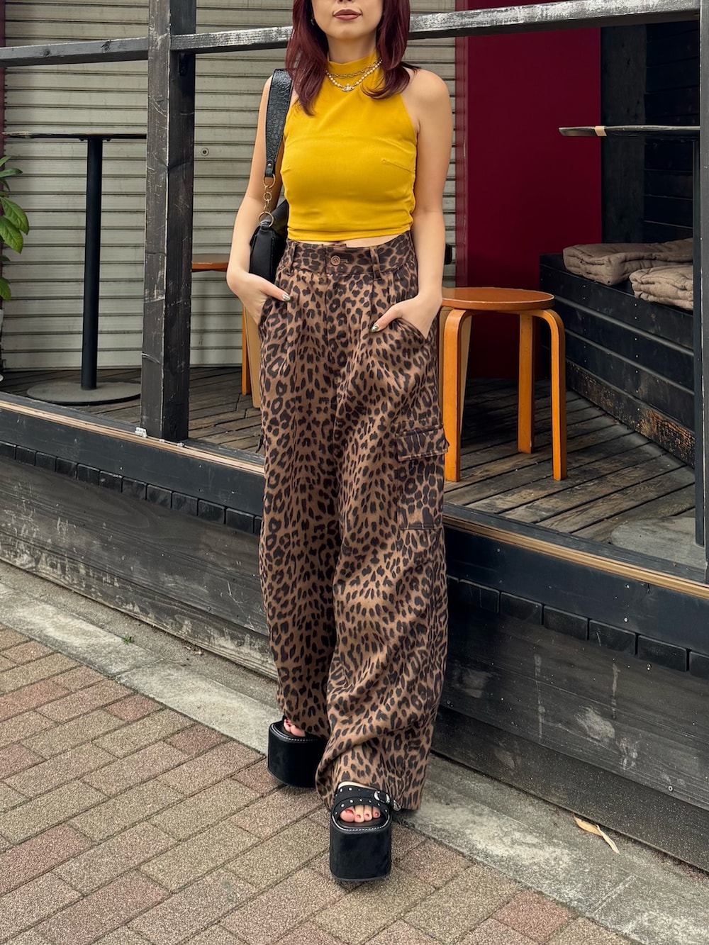 その他のその他パンツ、イエロー系のTシャツ/カットソー、ブラック系のハンドバッグを着用したレディースの春コーディネートの2枚目の写真