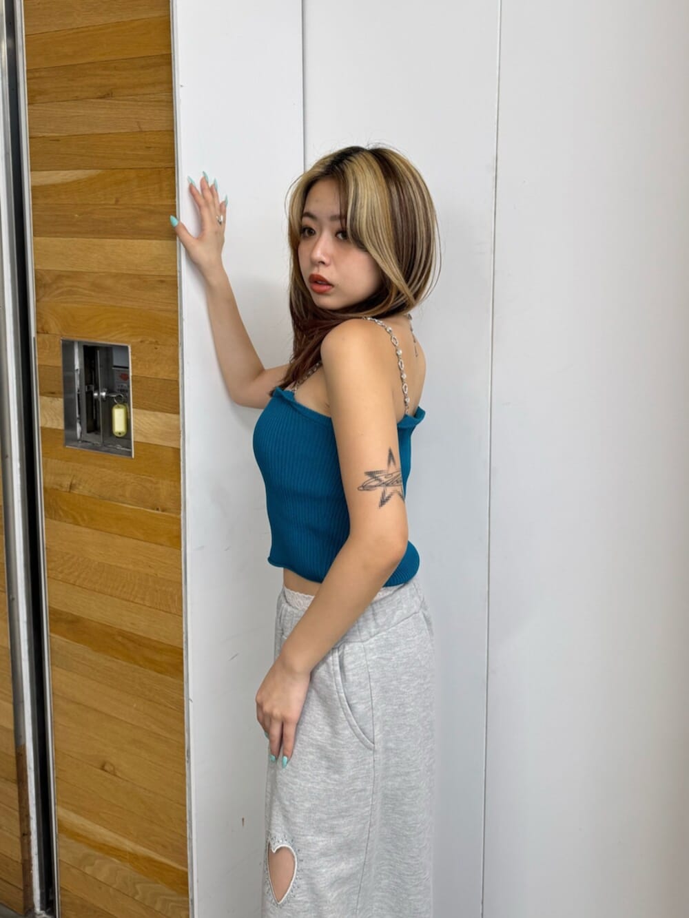 ホワイト系のサンダル、ブルー系のキャミソール、グレー系のその他パンツを着用したレディースの夏コーディネートの5枚目の写真