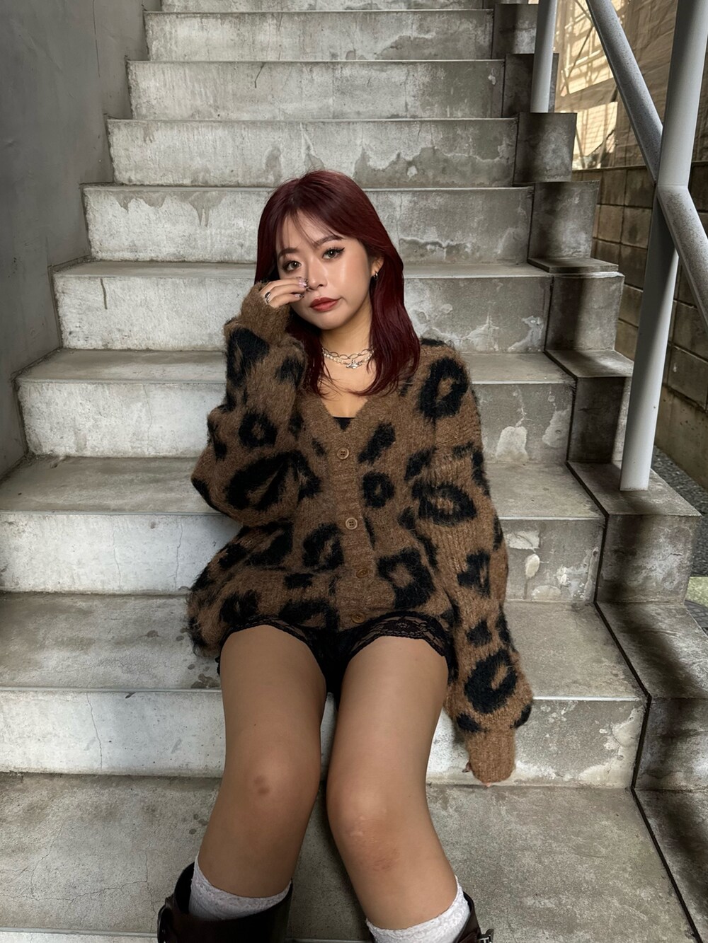 ブラウン系のブーツ、ブラウン系のニット/セーターを着用したレディースの秋コーディネートの2枚目の写真