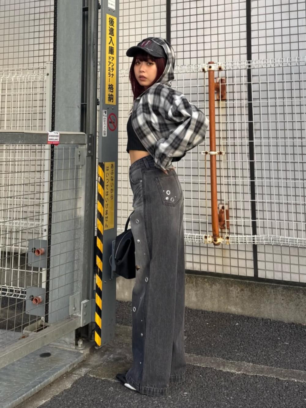 ブラック系のボストンバッグ、ブラック系のパンプス、ブラック系のニット/セーターを着用したレディースの冬コーディネートの2枚目の写真