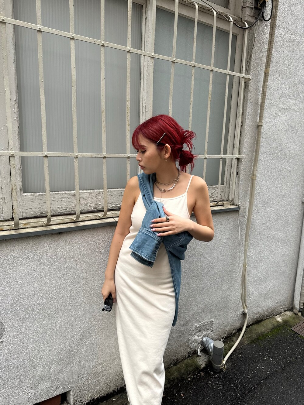 ブルー系のシャツ/ブラウス、ホワイト系のワンピース、ブラック系のサンダルを着用したレディースの春コーディネートの3枚目の写真