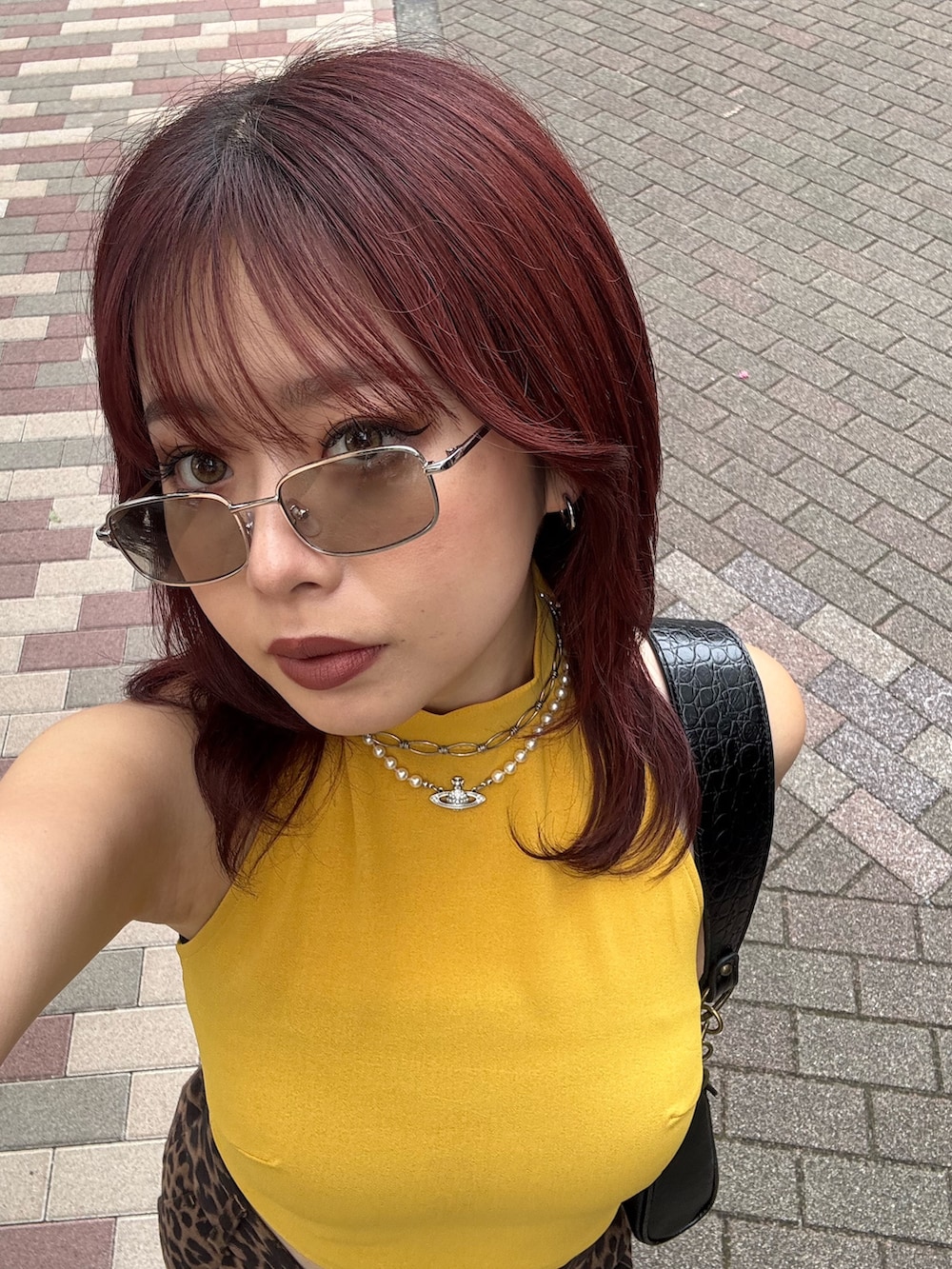 その他のその他パンツ、イエロー系のTシャツ/カットソー、ブラック系のハンドバッグを着用したレディースの春コーディネートの5枚目の写真