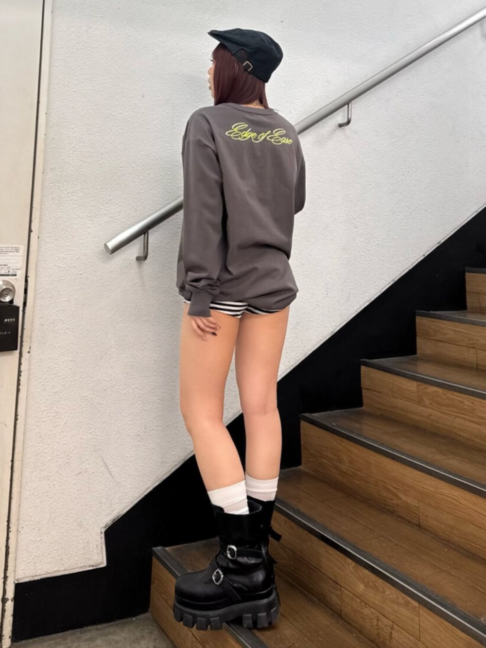 ブラック系のブーツ、グレー系のTシャツ/カットソーを着用したレディースの春コーディネートの3枚目の写真