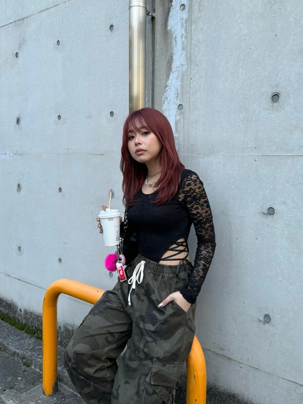 ブラック系のTシャツ/カットソーを着用したレディースの春コーディネートの2枚目の写真