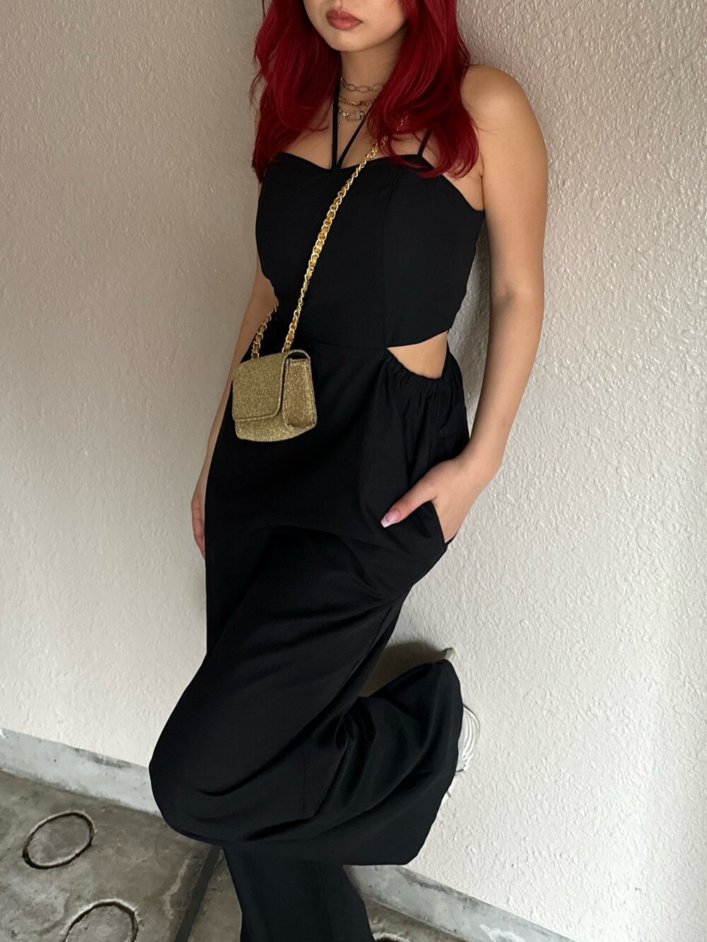 イエロー系のショルダーバッグ、ブラック系のつなぎ/オールインワンを着用したレディースの春コーディネートの3枚目の写真