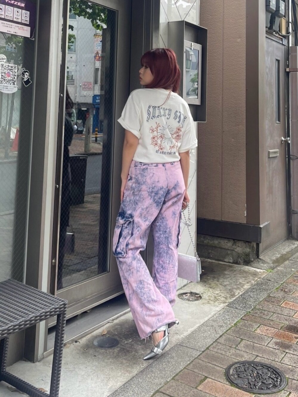 ホワイト系のTシャツ/カットソー、ブラック系のデニムパンツ、シルバー系のショルダーバッグを着用したレディースの春コーディネートの2枚目の写真