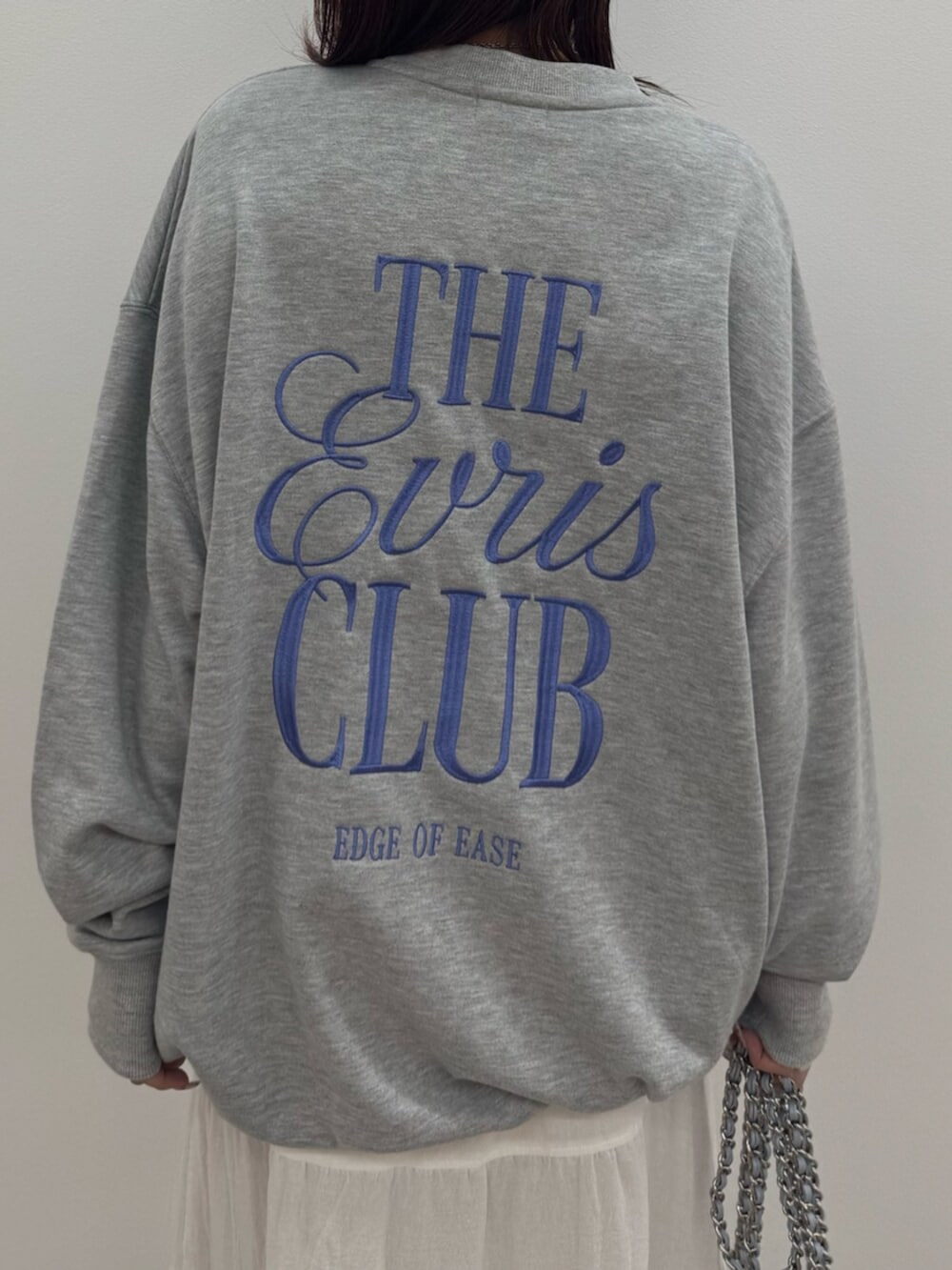 ブラウン系のブーツ、グレー系のスウェット、ホワイト系のスカートを着用したレディースの冬コーディネートの4枚目の写真