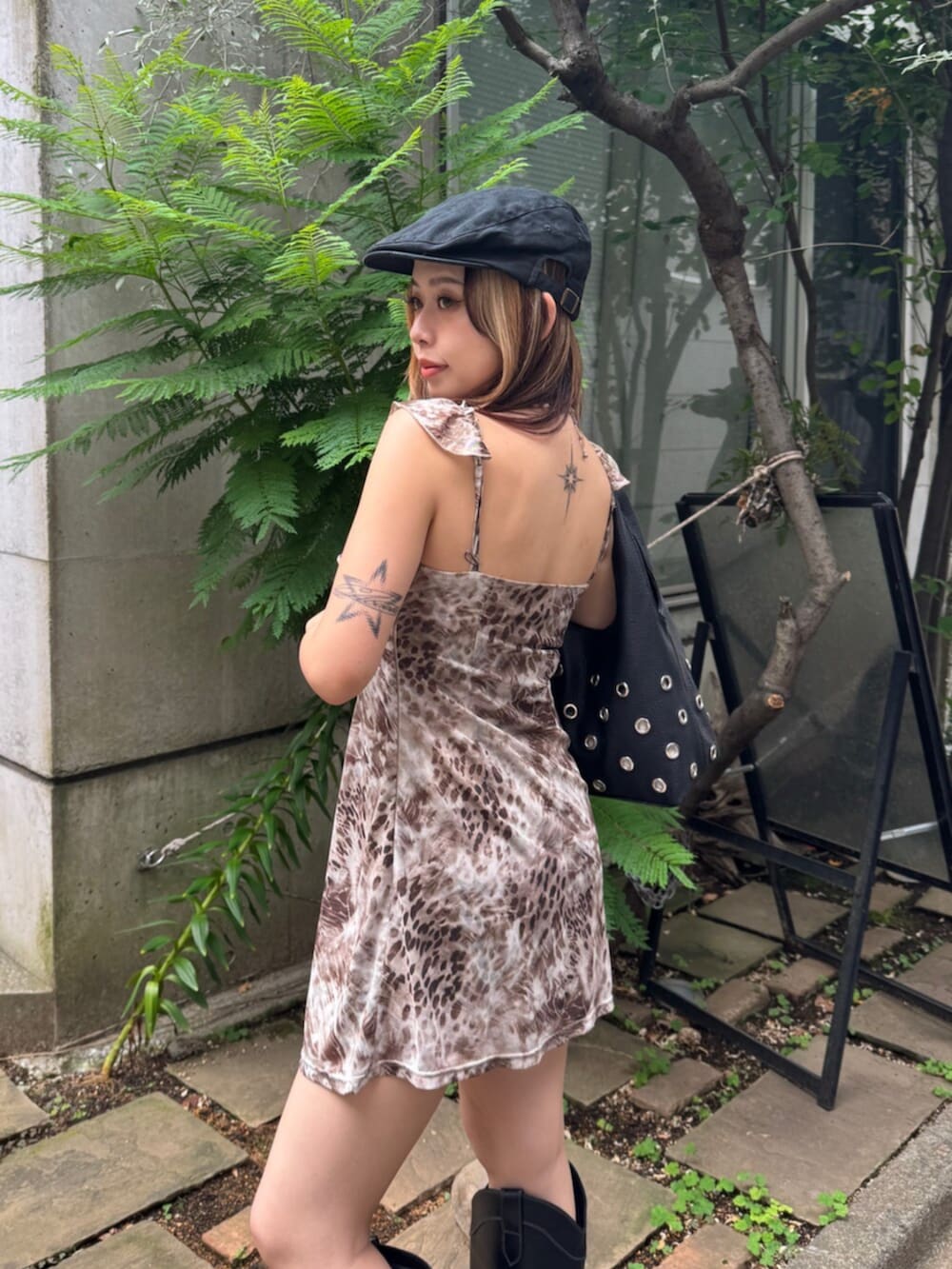 ブラック系のブーツ、ベージュ系のワンピースを着用したレディースの夏コーディネートの5枚目の写真