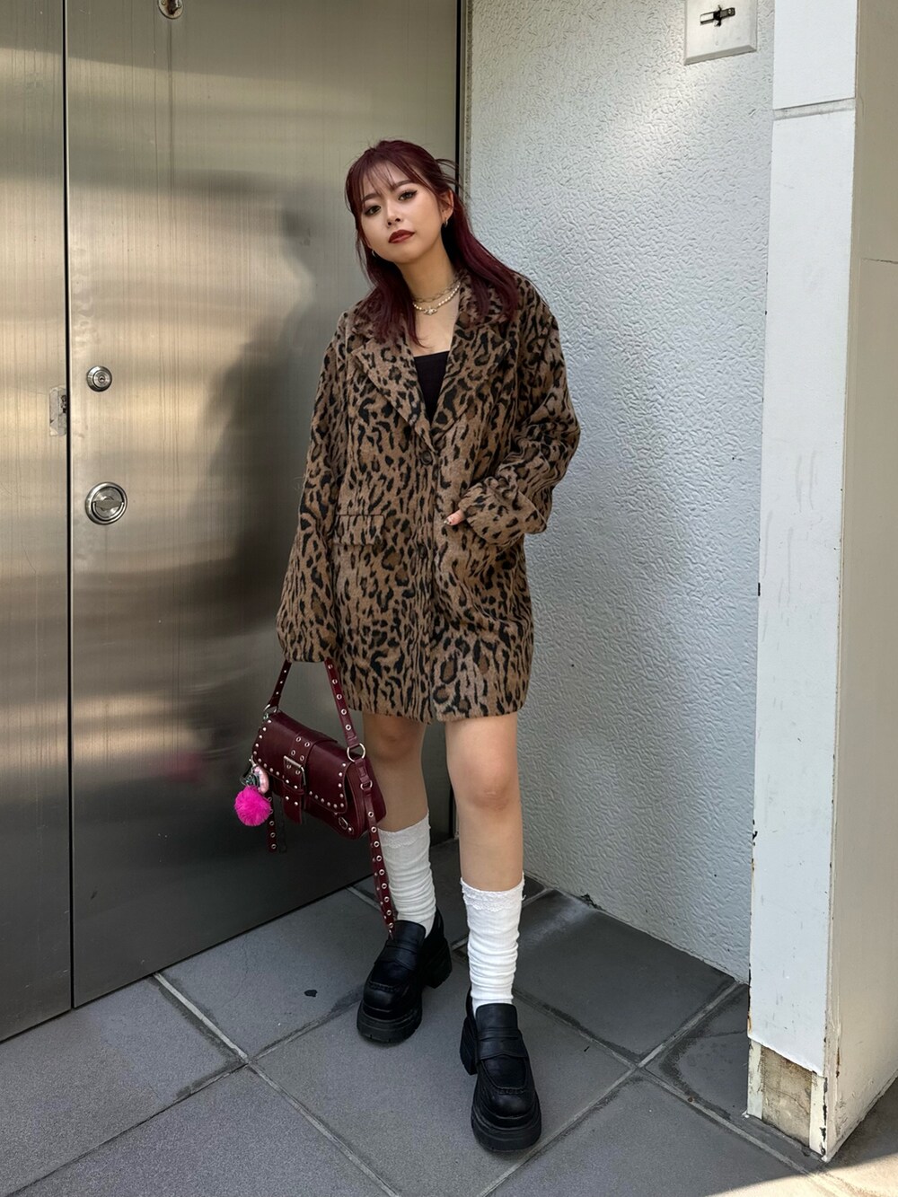 ブラック系のローファー、その他のテーラードジャケットを着用したレディースの秋コーディネートの2枚目の写真