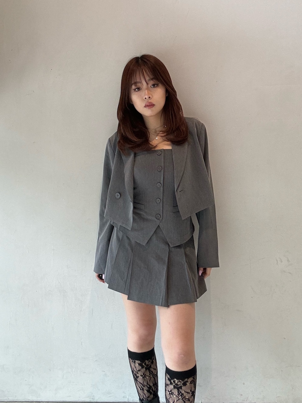グレー系のキャミソール、グレー系のテーラードジャケット、グレー系のその他パンツを着用したレディースの春コーディネートの2枚目の写真