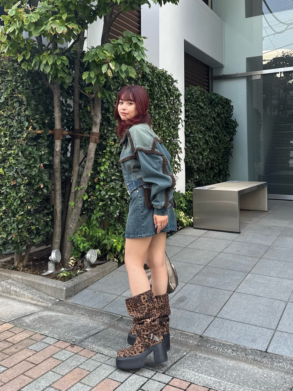 ブルー系のブルゾン、ブルー系のニット/セーター、ブルー系のデニムスカートを着用したレディースの秋コーディネートの2枚目の写真