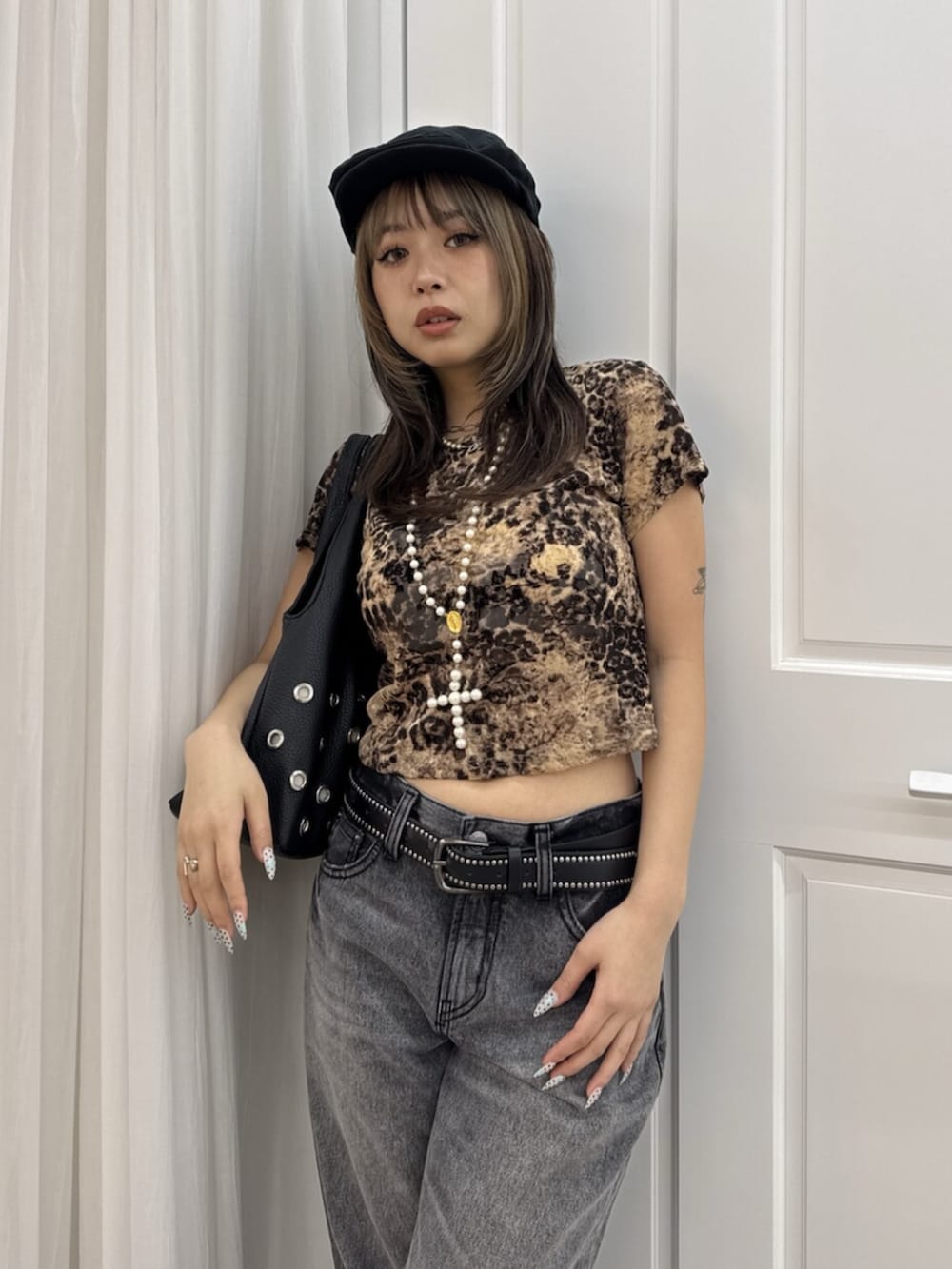 ブラック系のデニムパンツ、ブラウン系のTシャツ/カットソーを着用したレディースの夏コーディネートの4枚目の写真