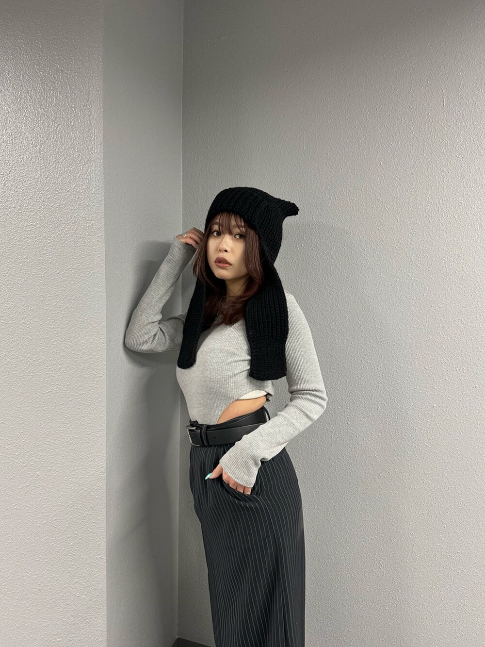 グレー系のTシャツ/カットソー、ブラック系のスカートを着用したレディースの冬コーディネートの4枚目の写真