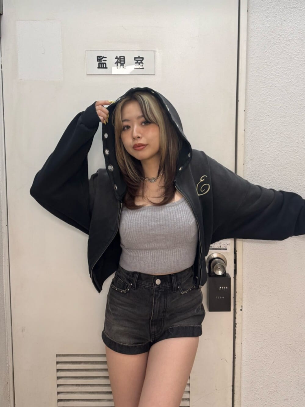 ブラック系のブーツ、ブラック系のパーカー、ブラック系のその他パンツを着用したレディースの夏コーディネートの5枚目の写真