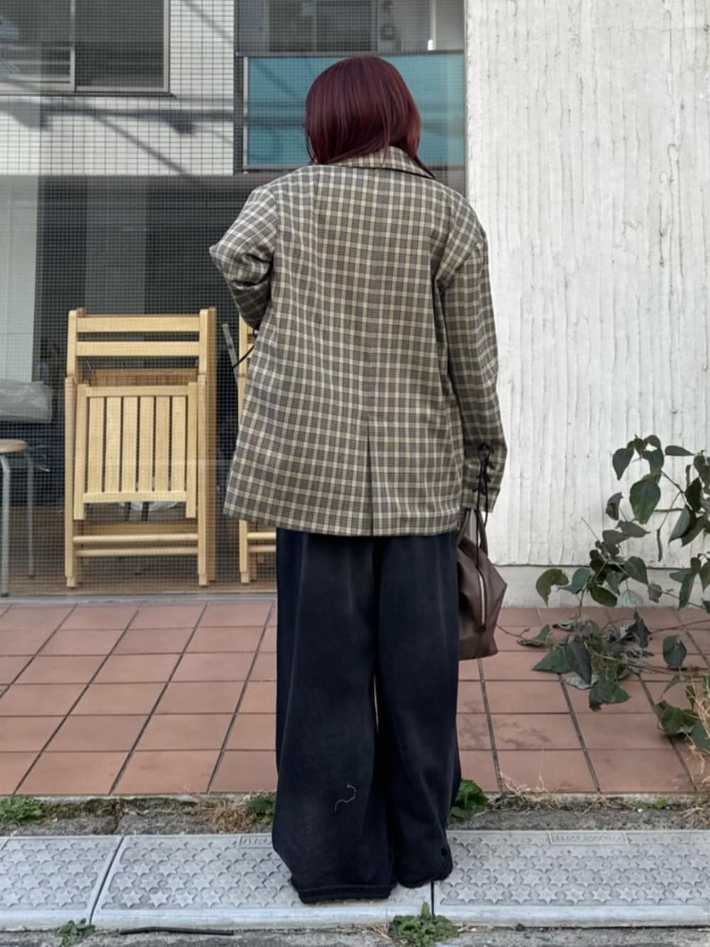 ブラウン系のボストンバッグ、その他のテーラードジャケット、ブラック系のスウェットパンツを着用したレディースの春コーディネートの3枚目の写真