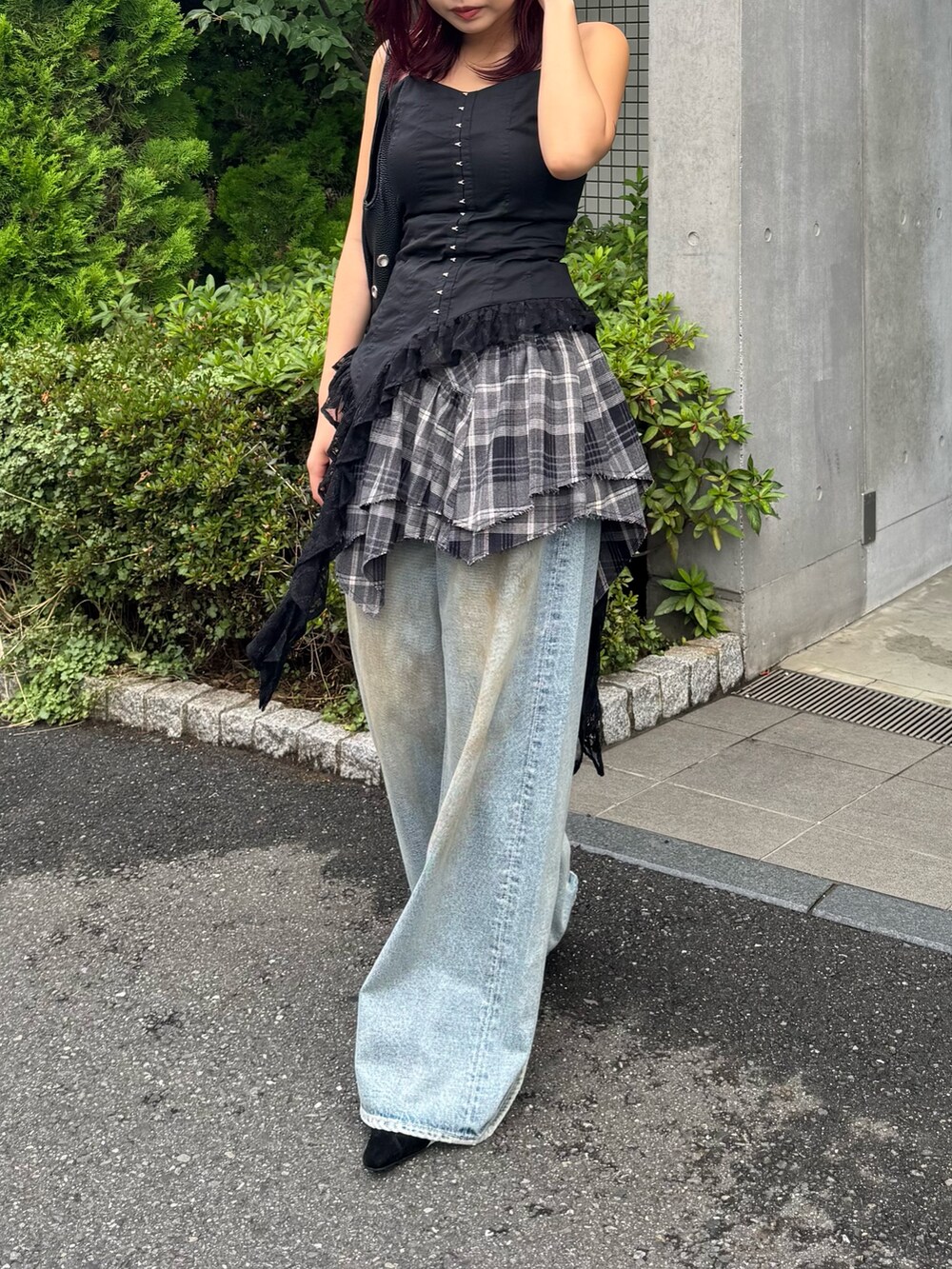 ブラック系のキャミソール、ブラック系のスカート、ブルー系のデニムパンツを着用したレディースの夏コーディネートの3枚目の写真