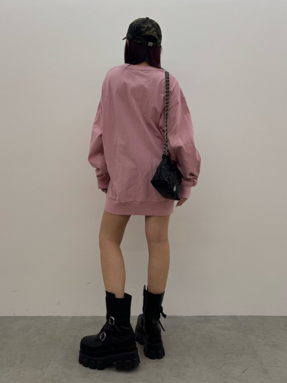 ブラック系のブーツ、ブラック系のショルダーバッグ、ピンク系のTシャツ/カットソーを着用したレディースの春コーディネートの3枚目の写真
