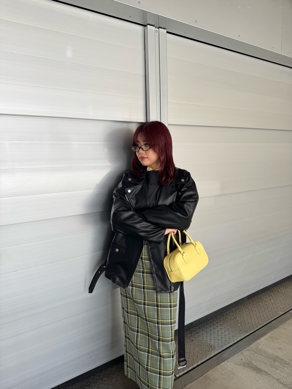 イエロー系のシャツ/ブラウス、ブラック系のスウェット、ブラック系のライダースジャケットを着用したレディースの冬コーディネートの6枚目の写真