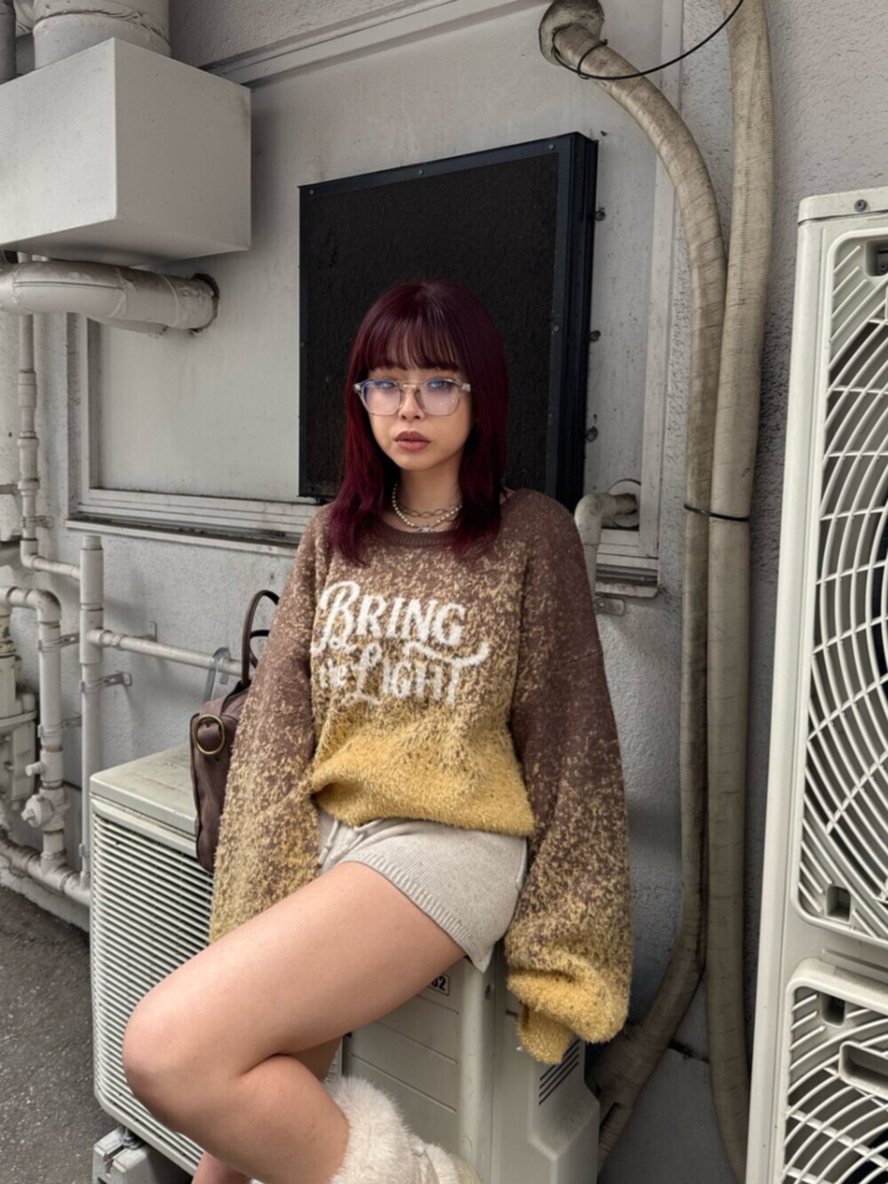 ホワイト系のその他パンツ、ブラウン系のボストンバッグ、ブラウン系のニット/セーターを着用したレディースの秋コーディネートの4枚目の写真