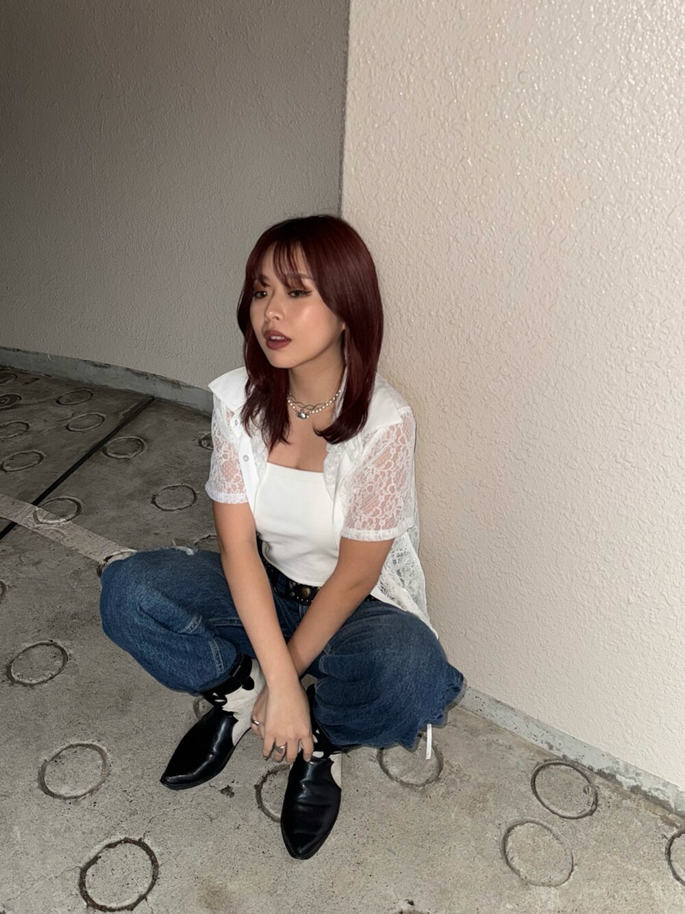 ホワイト系のキャミソール、ホワイト系のシャツ/ブラウス、ブルー系のデニムパンツを着用したレディースの春コーディネートの3枚目の写真