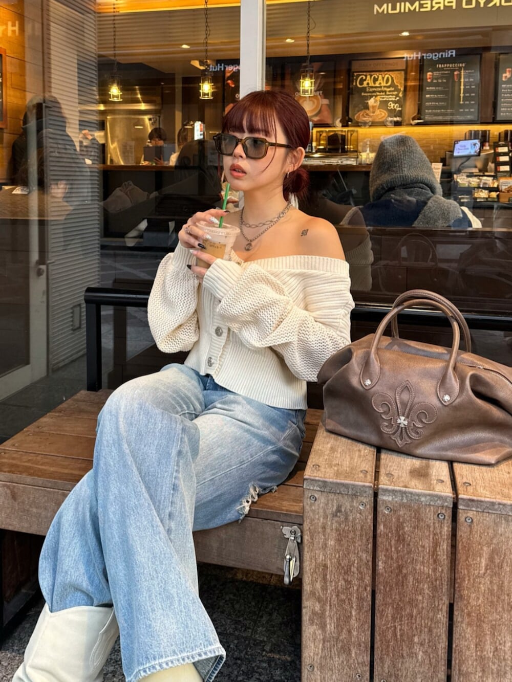 ブラウン系のボストンバッグ、ホワイト系のブーツ、ホワイト系のカーディガン/ボレロを着用したレディースの春コーディネートの4枚目の写真