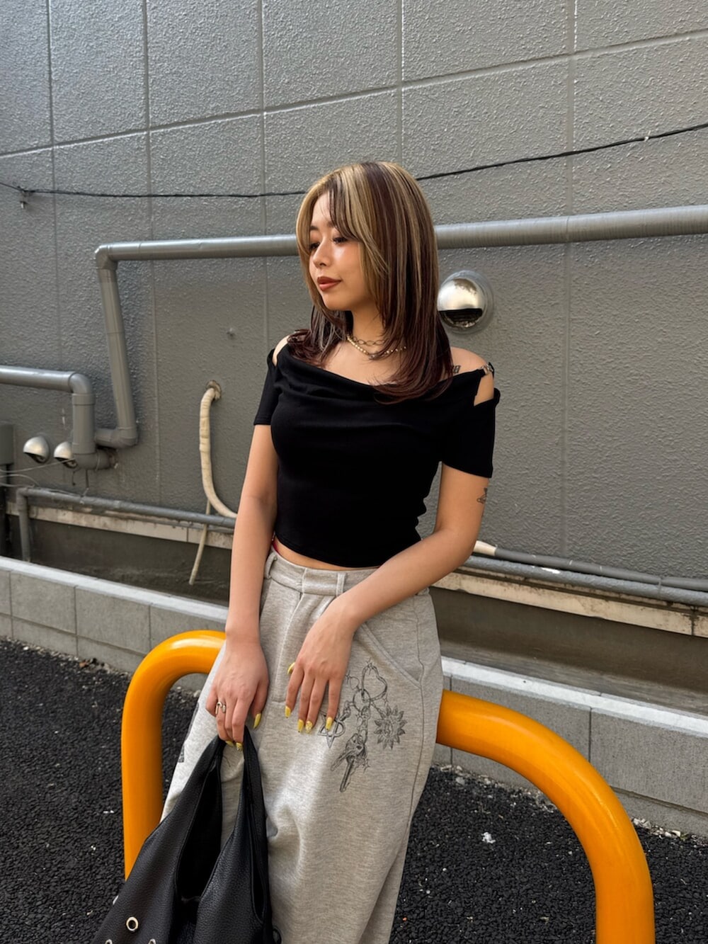 ブラック系のサンダル、ブラック系のTシャツ/カットソー、グレー系のスウェットパンツを着用したレディースの夏コーディネートの5枚目の写真