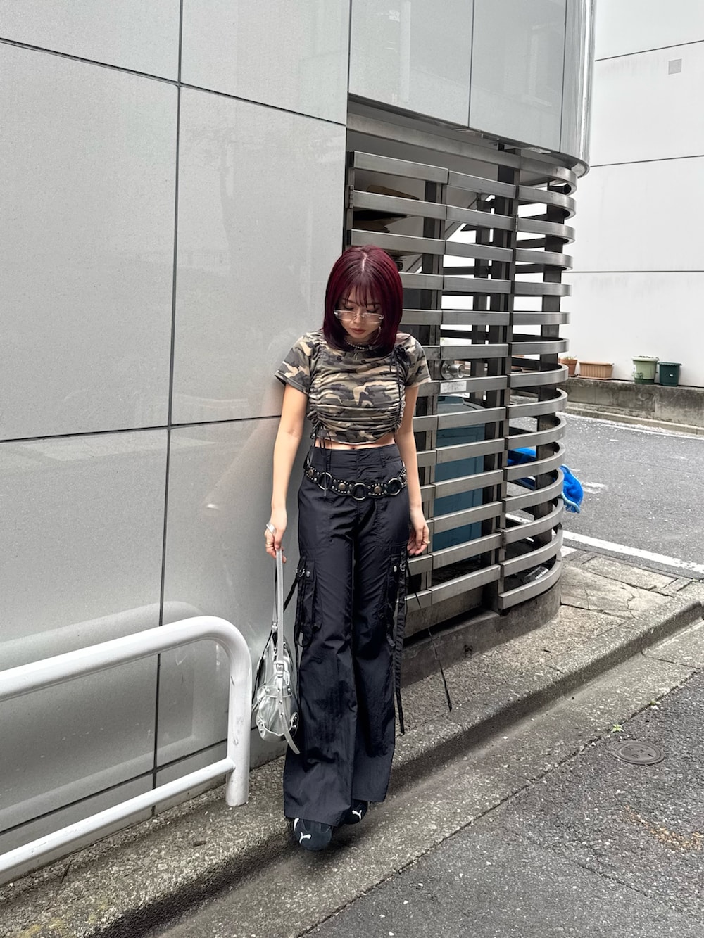 グリーン系のTシャツ/カットソー、ブラック系のカーゴパンツ、ブラック系のスニーカーを着用したレディースの春コーディネートの2枚目の写真