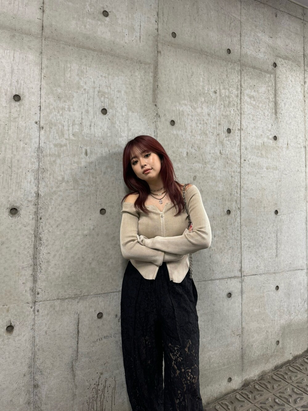 ベージュ系のニット/セーター、ブラック系のその他パンツ、レッド系のショルダーバッグを着用したレディースの夏コーディネートの3枚目の写真