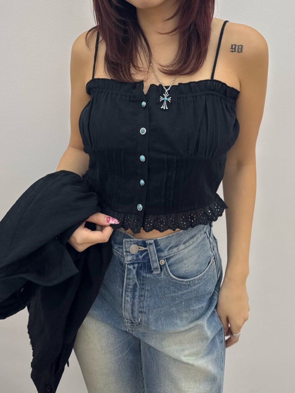 ブラウン系のサンダル、ブラウン系のハンドバッグ、ブラック系のシャツ/ブラウスを着用したレディースの冬コーディネートの5枚目の写真